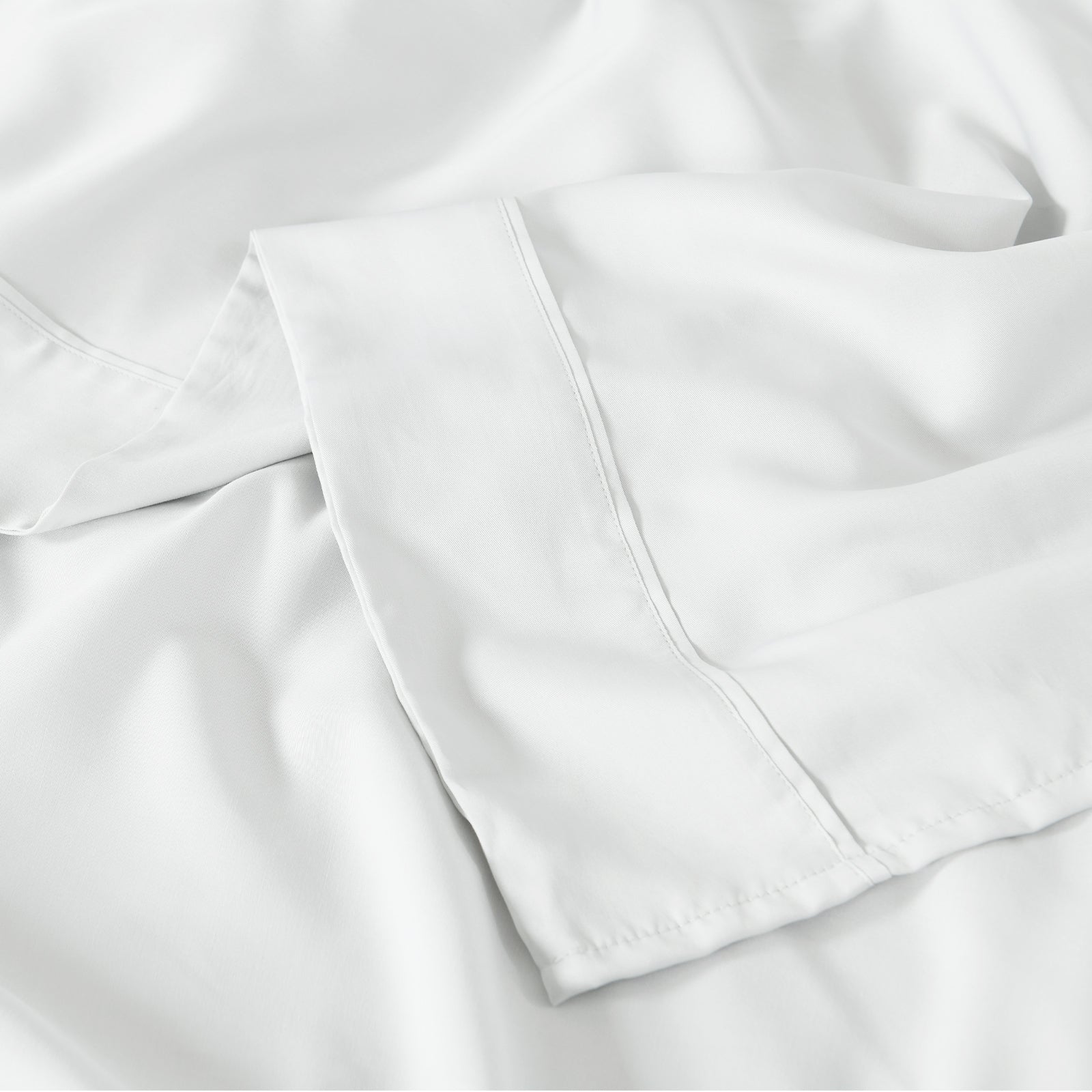 Royal Comfort 600 Thread Count Cooling Ultra Soft Tencel Eucalyptus sheet set featuring a flat sheet, fitted sheet, and pillowcases in a luxurious design.